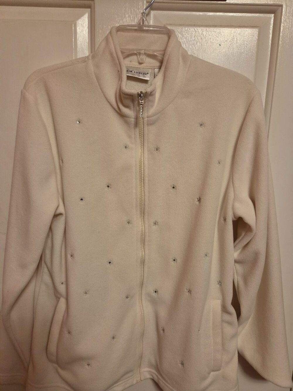 White long sleeve crem colored M jacket.